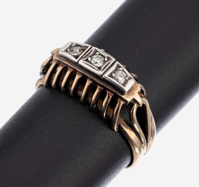 18 kt Gold Diamant-Ring, 1930er Jahre, GG/WG 750/000 gepr., 1 Brillant und 2 Altschliffdiamanten zus. ca. 0.11 ct Weiß/si- p, RW 60, ca. 5.4 g