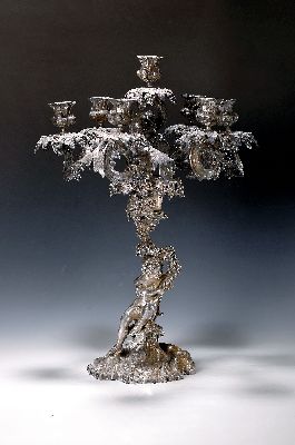 Großer Kerzenleuchter/Kandelaber/Prunkleuchter Rokokostil, um 1900, Metall versilbert, Figurenleuchter, Mittelteil mit vollplastischem Bacchant, der ...