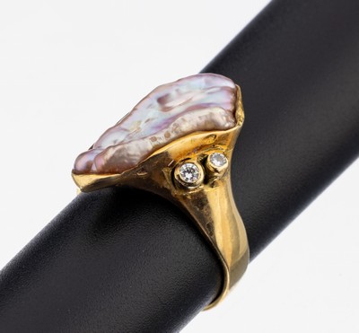 18 kt Gold Perl-Brillant-Ring, GG 750/000, qualitätvolle Goldschmiedearbeit, mittig rosefarb. Süßwasserzuchtperle, sogn. Drachenzahn, 2 ...