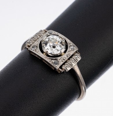 14 kt Gold Diamant-Ring, um 1920, WG 585/000, Ringkopf durchbrochen, mittig Altschliffdiamant ca. 0.55 ct l.get.Weiß/p, 4 Diamantrosen zus. ca. ...
