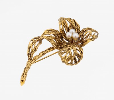 14 kt Gold Perl-Brosche, GG 585/000, in Form einer Blume, durchbrochen gearbeitet, 3 kl. Perlchen, ca. 12.6 g, L. ca. 6 cm