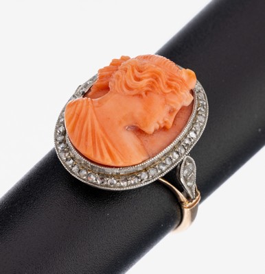 14 kt Gold Korall-Diamant-Ring, um 1900, GG585/000 gepr., Korallenkamee mit Frauenportrait, Umrandung mit Diamantrosen zus. 0.16 ct, ca. 6.6 g, RW ...