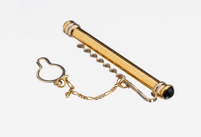 18 kt Gold Krawattenklammer, GG 750/000, geprüft, Sicherheitskette vergoldet, Abschlüsse mit Onyx-Cabochons, L. ca. 6 cm, ca. 7.8 g