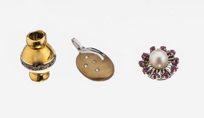 Konvolut in 14 kt Gold, GG und WG 585/000, gepr., 1 x Anhänger, 1 x Kettenschließe, 1 x Schließe für Zuchtperlenkette (besch.), z.T. mit ...