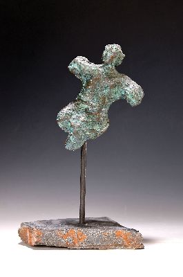 Christiane Maether, 1941 Berlin-2024 Mannheim, Frauengestalt, Bronzeguß, sign. und dat. 2001, Steinsockel, Gesamth. ca. 31cm
