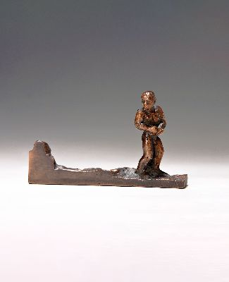 Volker Krebs, geb. 1952 Bad Dürkheim, stehender, sich umdrehender männlicher Akt, Bronze, monogr., dat. 96, num. 17/20, H. ca. 9cm, L. ca. 15cm, ...