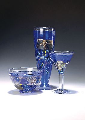 Drei Studiogläser, Kosta Boda Schweden, farbloses Glas partiell blau eingepudert, mit eingeschmolzenen bunten Glasteilen und Silberfolie, Schale H. ...