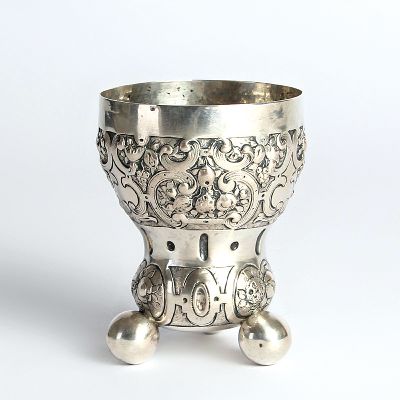 Kugelfußbecher, Nürnberg, 18.Jh., 13 Lot Silber, Dekor mit Rollwerk und Früchten, auf drei großen Kugelfüßen, 119g, H. 10 cm, Meistermarke N