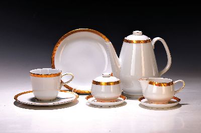 Mokkaservice, Rosenthal, Ende 20.Jh., Porzellan, Goldrand, 6 Tassen mit UT, 6 TellerD. 15,5cm, Mokkakanne, Sahnegießer und Zuckerdose mit UT, ...