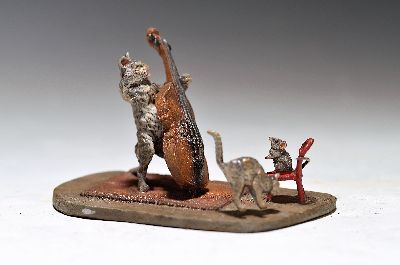 Wiener Bronze, sign. Franz Bergmann, Bass spielende Katze auf Teppich, daneben Maus wird von Kätzchen auf einen Stuhl gejagt, 6x9.5 cm