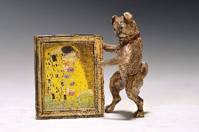 Boxer mit Gemälde nach Gustav Klimt der Kuss, Wiener Bronze, sign. Bergmann, H. ca. 6.5cm