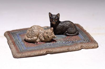 Zwei Katzen auf Perserteppich, grosse Wiener Bronze, sign. Franz Bergmann, bunt staffiert, Unterseite mittig sign., H.ca. 8 cm