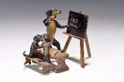 Dackelschule, Wiener Bronze, Sign. Wasserkrug, Lehrer an der Tafel mit zwei Schülern am Pult, ca. 7.5x10x8 cm