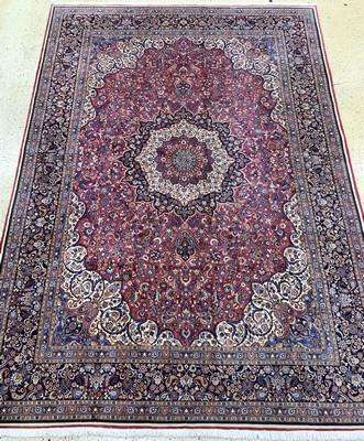 Mesched fein, Persien, Ende 20.Jhd, Korkwolle mit Seide, ca. 500 x 350 cm, Mottenfraß an den Rändern, EHZ: 2
