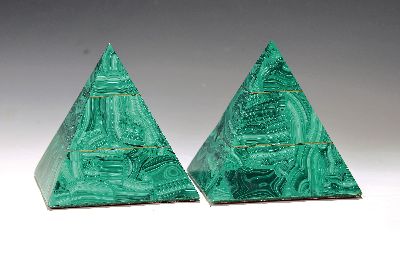 Paar Pyramiden aus Malachit, neuzeitlich, ca. 13x13x13cm