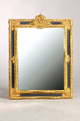 Wandspiegel, nach altem Vorbild, gestuckter Rahmen matt- und glanzvergoldet, facettierter Glaseinsatz, oben mit Wappenbekrönung, ca. 81x60cm