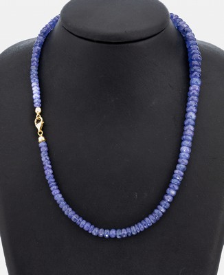 Tansanit-Collier, im Verlauf facett. Tansanit-Linsen zus. ca. 180 ct, einige Linsen besch., L. ca. 46 cm, Karabinerschließe925er Silber verg.
