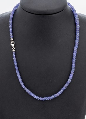 Tansanit-Collier, im Verlauf, Tansanit- Linsen zus. ca. 90 ct, L. ca. 45 cm, Karabinerschließe 925er Silber