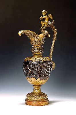 Großer Prunkhenkelkrug, deutsch, ausgehendes 19.Jh., Bronze, Henkel mit vollplastischem Putto, Korpus mit reichem Reliefdekor: Puttenfries, ...