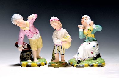 3 Porzellanfiguren, Höchst, 20.Jh., Entw. Johann Peter Melchior 18.Jh., Porzellan, farbig staffiert, "Eierdieb", H. 12 cm; Knabe mit ...