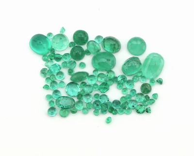 Lot lose Smaragde, zus. 7.97 ct, in versch. Schliffformen und Cabochons, z.T. Ausfassware
