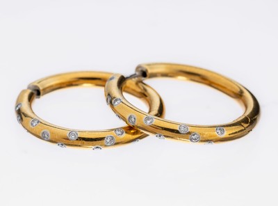 Paar 18 kt Gold Brillant-Ohrcreolen, GG 750/000, schlicht, D. ca. 2.6 cm, 24 Brillanten zus. ca. 0.24 ct Weiß/si, Klappscharnier, ca. 10.9 g, ...