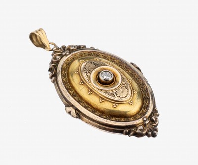 Diamant-Medaillonanhänger, um 1880, Silber gepr., teilverg., ovale Grundform mit aufgelegten Golddrähten und Granulaten, mittigAltschliffdiamant ...