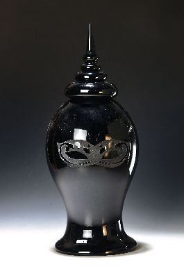Große Glas-Deckelvase, Roberto Cavalli, Murano, schwarz überfangenes Glas, zweiseitig eingeschliffene venezianische Karnevalsmaske, gestufter ...
