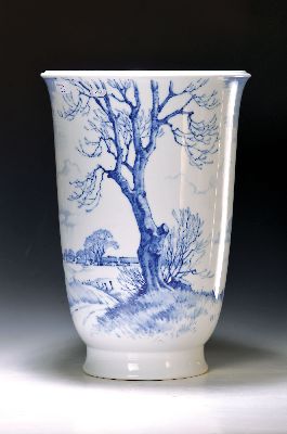 Große Bodenvase, Richard Böcher für Royal Copenhagen, 1944, Porzellan, unterglasurblauer Dekor, Winterlandschaft, Marke JM, H. 44 cm