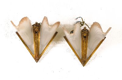 Paar Wandleuchten im Art Deco-Stil, deutsch, Nachkriegszeit, Metallmontur, mit zwei geschwungenen milchweissen Pressglasschirmen, z.T. l. best., zwei ...