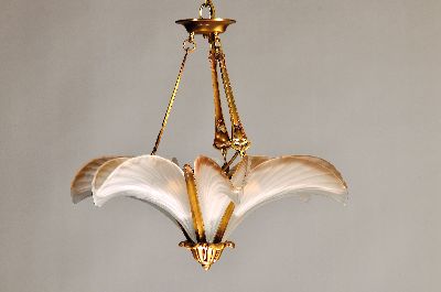 Deckenleuchter im Art Deco-Stil, deutsch, Nachkriegszeit, Metallmontur, 6 geschwungene milchweiße Pressglasschirme, z.T. l. best., 6 Brennstellen, ...