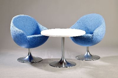 2 Loungesessel "Comet" und ein Beistelltisch "Venus Table", Johanson Design, 1960er-Jahre , blauer Stoffbezug mit ...