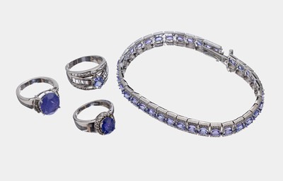 Konvolut Tansanit-Saphir-Schmuck, 925er Silber, best. aus: 1 Armband, L. ca. 19 cm, Kastenschloss mit Sicherheitsacht, 1 Ring, RW 53, 1 Ring, RW 57 ...