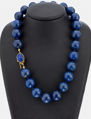 Lapislazuli-Collier, gr. Lapislazuli- Kugeln, D. ca. 17.9 mm, L. ca. 49 cm, Kastenschloss mit Sicherheitsacht 925er Silberverg.