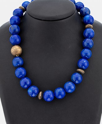 Lapislazuli-Collier, gr. Lapislazuli-KugelnD. ca. 16 mm, Magnetschließe und Zwischenglieder 925er Silber verg., L. ca. 45.5 cm