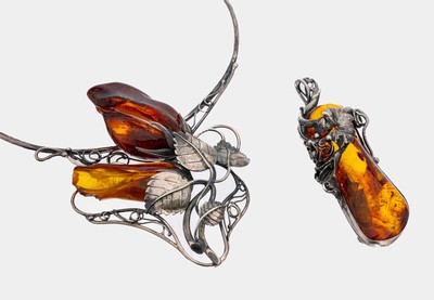 Ausgefallenes Bernstein-Collier, Silber gepr., gr. florales Mittelteil mit aus Bernstein geschnittenen Blüten, D. ca. 13 cm, Hakenschließe, dazu 1 ...