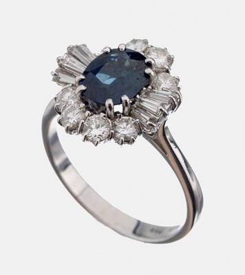 18 kt Gold Saphir-Diamant-Ring, WG 750/000,ovalfacett. Saphir ca. 1.20 ct, 8 Brillanten und 8 Diamant-Trapeze zus. ca. 1.25 ct Weiß/si, RW 56, ca. ...