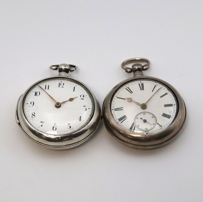 2 schwere englische Sterlingsilber Taschenuhren im Doppelgehäuse, England um 1850, glatte Geh. u. Übergeh. dell., Emailzifferbl. m. arab./röm. ...