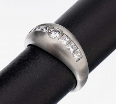 Platin Diamant-Ring, Platin 950/000, Brillant und 6 Diamanten im Princess Cut zus. ca. 0.92 ct Weiß/si, ca. 9.1 g, RW 52