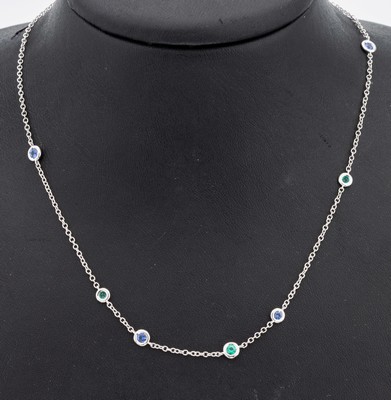 18 kt Gold Farbstein-Collier, WG 750/000, 9rundfacett. Saphire zus. ca. 0.30 ct, 7 rundfacett. Smaragde zus. ca. 0.30 ct, ca. 7.5g, L. ca. 88 cm