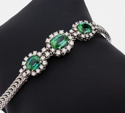18 kt Gold Turmalin-Brillant-Armband, WG 750/000, 3 ovalfacett. Turmaline von schöner grüner Farbe zus. ca. 4.00 ct, 44 Brillanten zus. ca. 1.50 ...