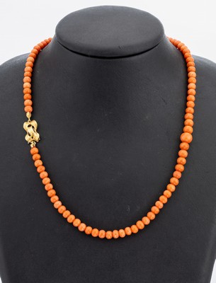 Kette aus Korallenkugeln, 1930er Jahre, Schließe 18 kt Gold, später, Korallenkugeln im Verlauf Durchm. ca. 7.8-5.4 mm, sollte neu gefädelt ...