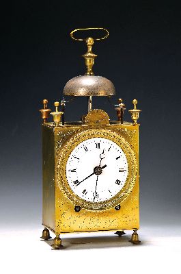 Tischwecker, sog. Capucine, Frankreich, um 1820, Messinggehäuse graviert mit Amoretten an den Seiten (re. Türe falsch eingehängt, kl. Öffnung?), ...