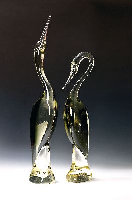 Paar Glasskulpturen Reiher, Fratelli Toso, Murano, 1970er-Jahre, grün-grau getöntes Glas, schwere Qualität, je mit Originaletikett, H. 51/66 cm