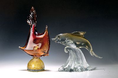Zwei Glasskulpturen Fische, wohl Aureliano Toso und Alfredo Barbini, Murano, Fisch auf Welle reitend, am Boden signiert A. Barbini, H. 24 cm; Fisch, ...