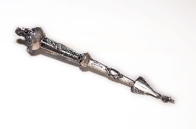 Thora-Zeiger, Russland, um 1910-20, 84er Silber, teils in Filigrantechnik, aufgelegte Traubenappliken, Löwenbekrönung, L. ca. 28cm