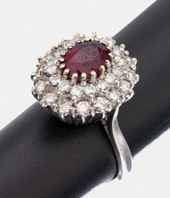 18 kt Gold Rubin-Brillant-Ring, WG 750/000,Aufbau in mehreren Ebenen, mittig ovalfacett. Rubin ca. 1.30 ct, umgeben von 32 Brillanten zus. ca. 1.09 ...