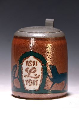 Studentika Bierkrug, datiert 1911, Steingut braun glasiert mit Silhouetten von Fuchs und Salamander und den Jahreszahlen 1811 und 1911, Deckel ...