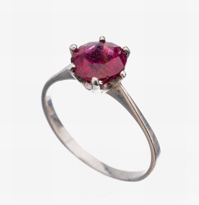 18 kt Gold Rubin-Ring, WG 750/000 gepr., rundfacett. Rubin (beh.) ca. 1.20 ct, RW 56, ca. 2.2 g