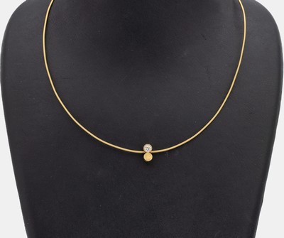 18 kt Gold NIESSING Brillant-Anhänger, GG 750/000, 1 Brillant ca. 0.20 ct Weiß/si, an NIESSING Halsreif, GG 750/000, L. ca. 45 cm, Steckschließe ...